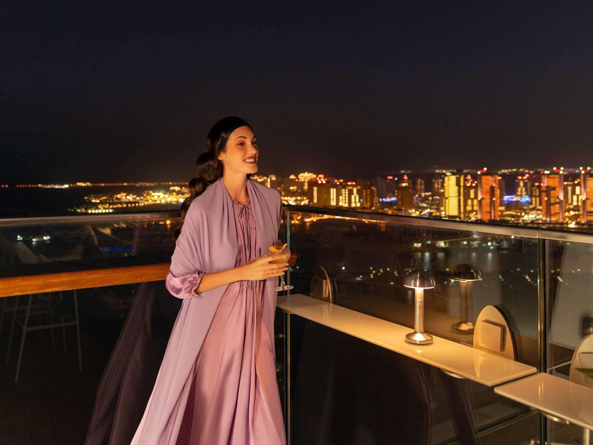 Fairmont Doha Lusail Exterior foto A woman wearing an abaya