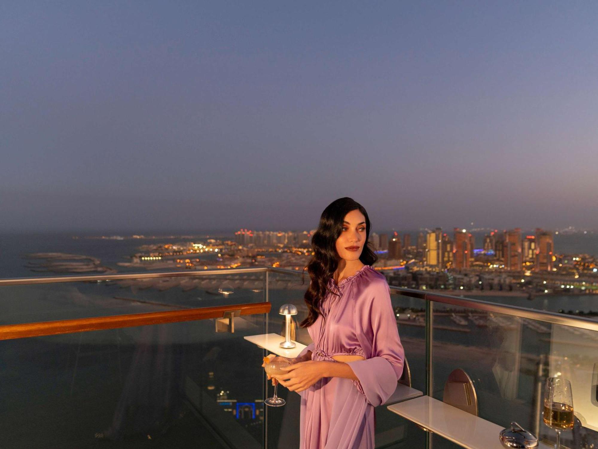Fairmont Doha Lusail Exterior foto A woman in Dubai