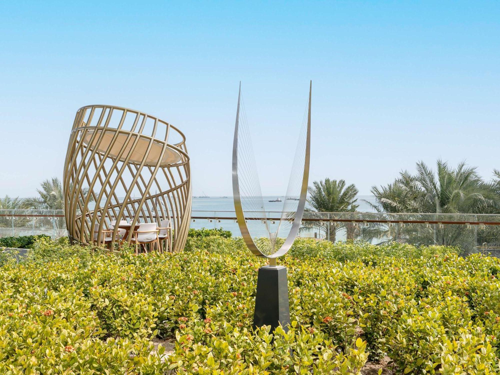 Fairmont Doha Lusail Exterior foto The sculpture "The Spirit of the Sea" by the artist Yaacov Agam