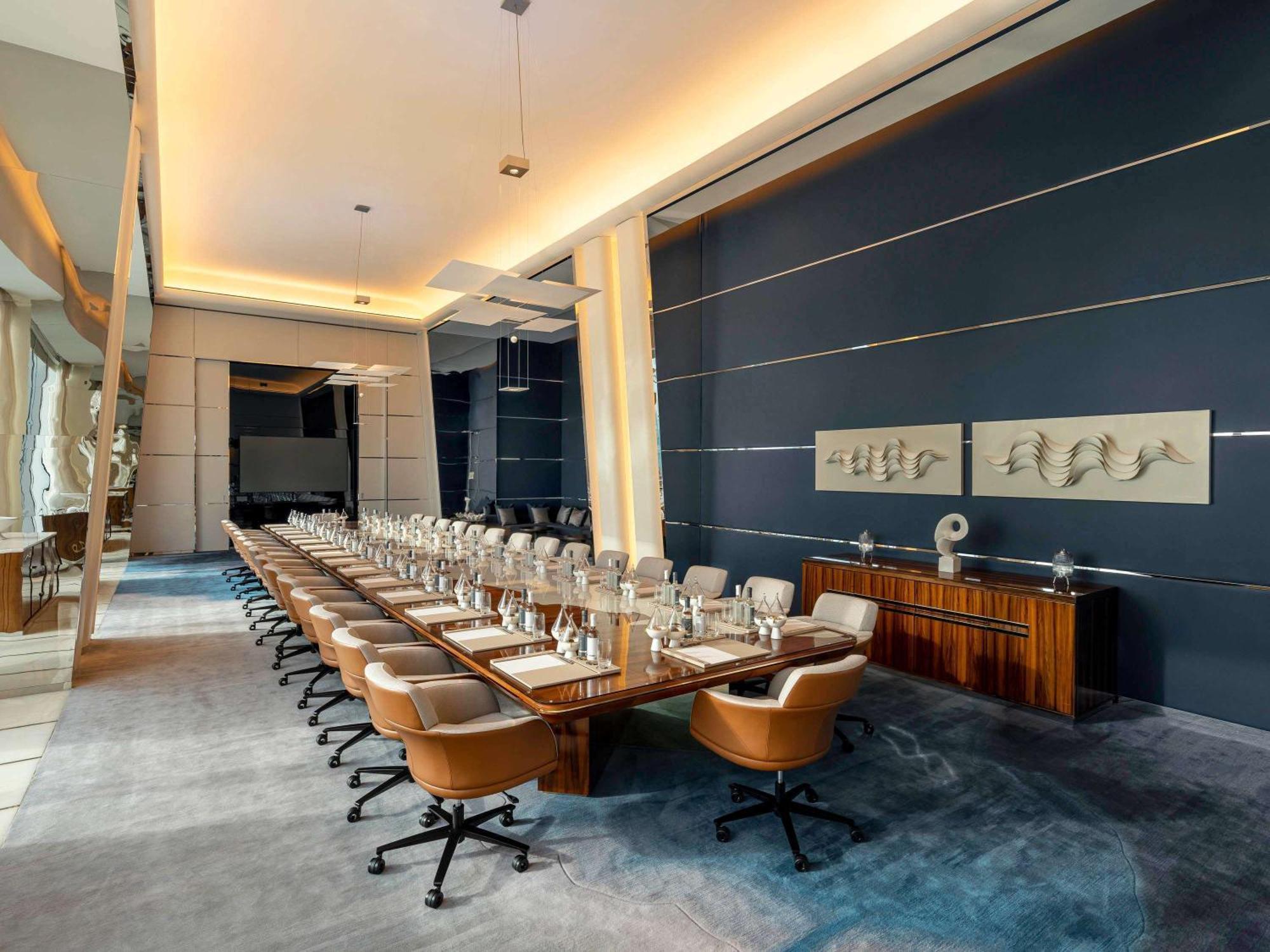 Fairmont Doha Lusail Exterior foto The boardroom at the Four Seasons Hotel, London