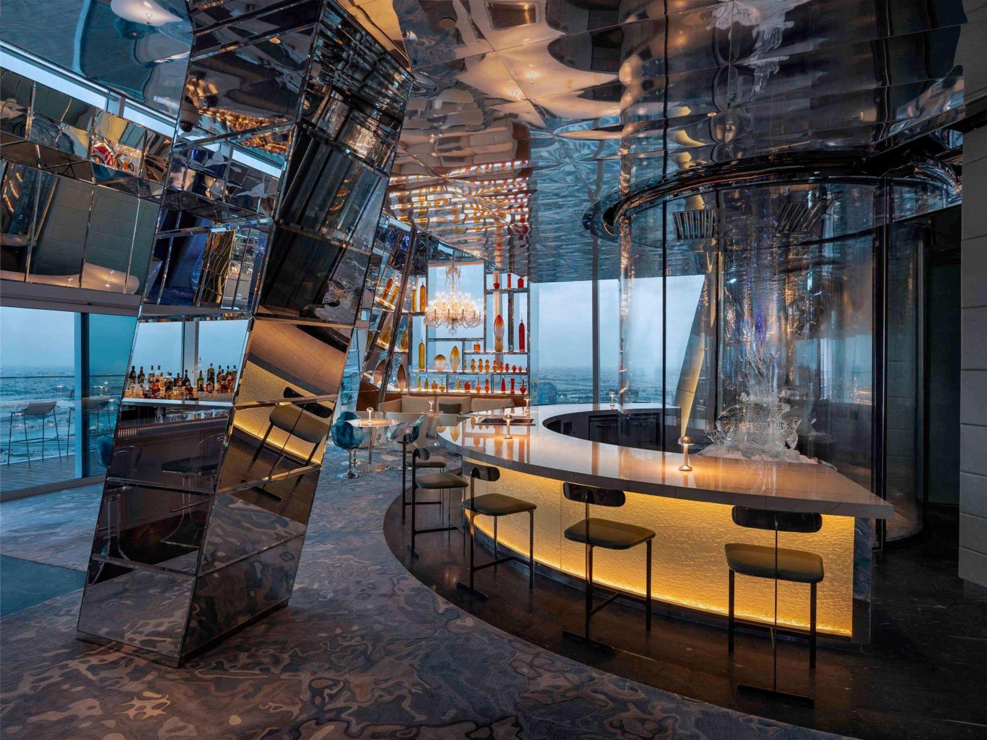 Fairmont Doha Lusail Exterior foto The bar at the 101 Sky Bar