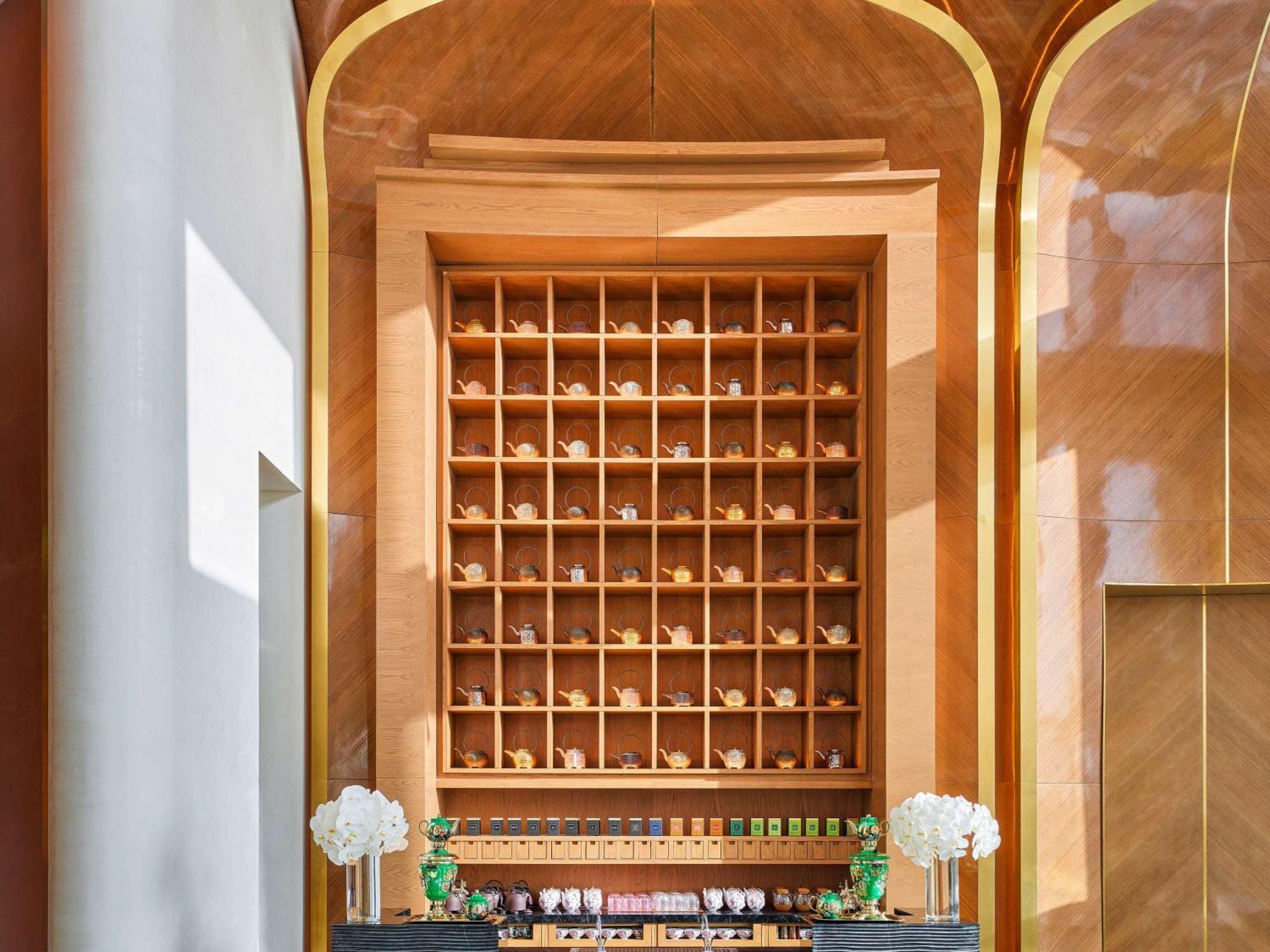 Fairmont Doha Lusail Exterior foto A bell desk at the Mandarin Oriental, Hong Kong