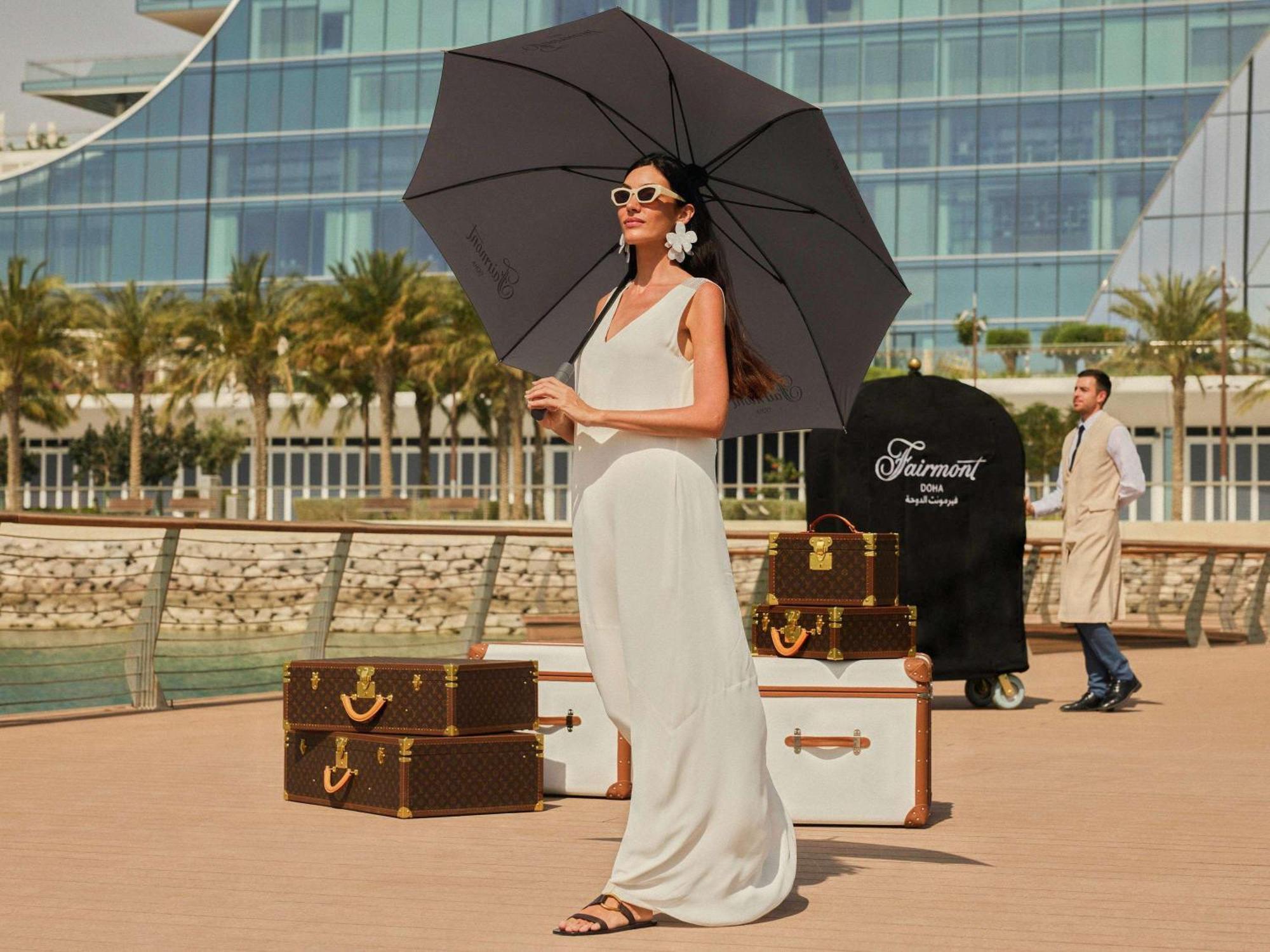 Fairmont Doha Lusail Exterior foto A woman with a large umbrella