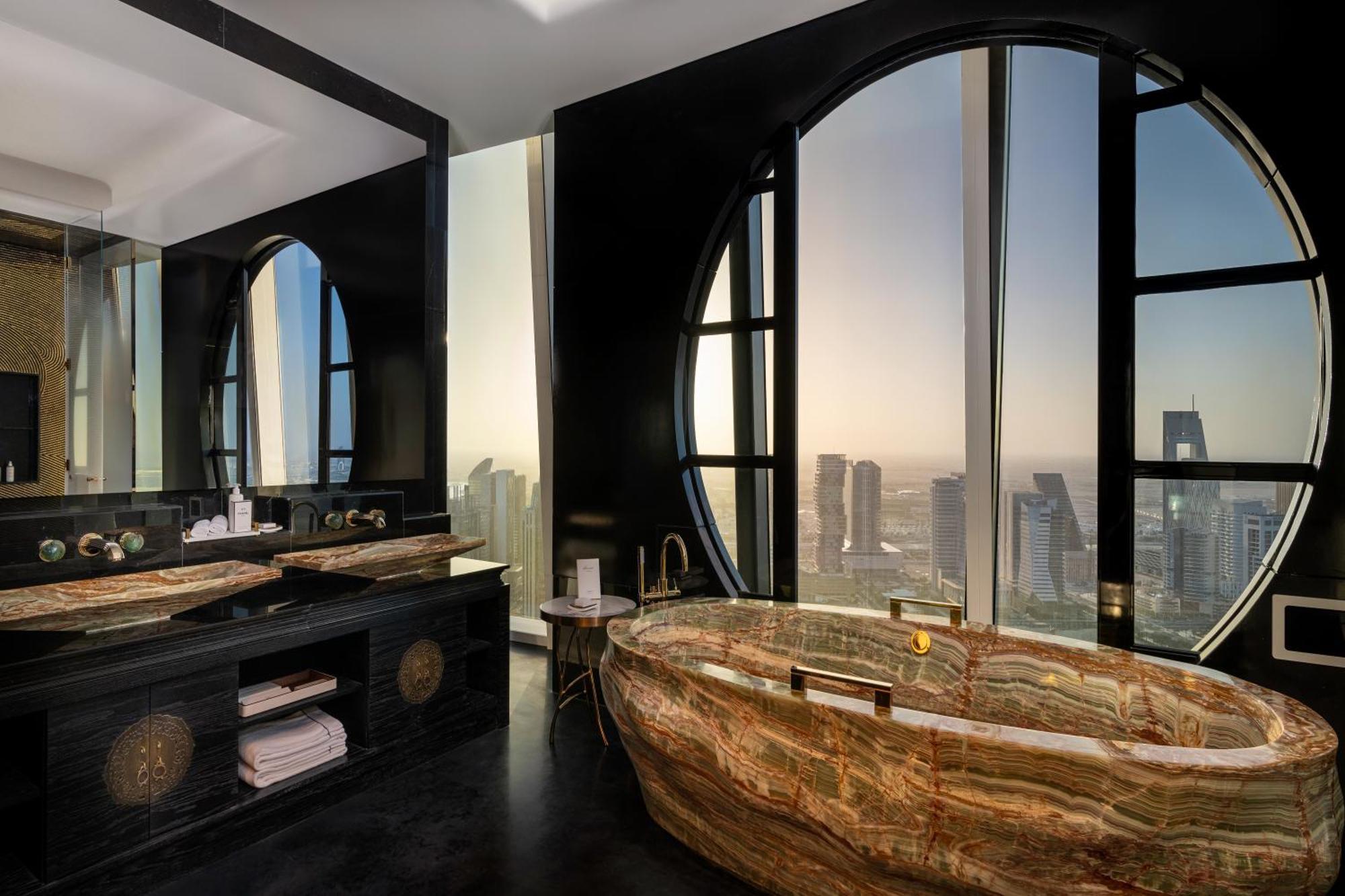 Fairmont Doha Lusail Quarto foto The bathroom of a suite